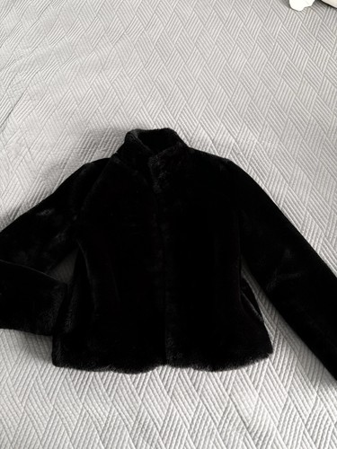 Schwarze kuschelige